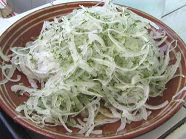 МАРИНОВАННЫЙ ЛУК ДЛЯ ШАШЛЫКА, САЛАТОВ И ПРОСТО С ХЛЕБУШКОМ ПОКУШАТЬ