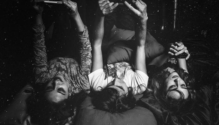 friends-phone-bed-bite-163112
